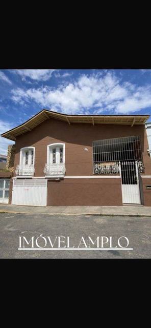 Casa com 2 suítes e terraço no Centro
