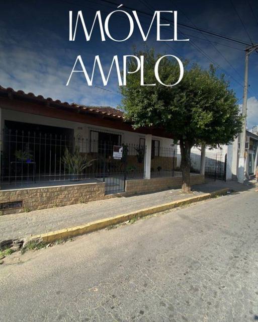 Casa ampla na Av. Padre Melo, Centro